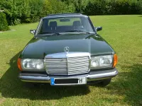 Używany Mercedes E230 136 KM (100 kW) 1983 Zielony Sedan/Limuzyna