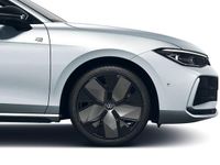 Gebraucht VW Passat R-line 177 PS (130 kW) 2024 Oyster silver metallic (metallic) Kombi