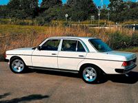Gebraucht Mercedes E230 136 PS (100 kW) 1983 Weiß Limousine