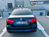 Second-hand VW Jetta 140 CP (102 kW) 2011 Albastru Berlinǎ
