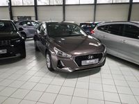 Gebraucht Hyundai i30 Select 101 PS (74 kW) 2017 Silber Limousine