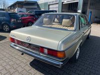 Używany Mercedes E230 136 KM (100 kW) 1983 Zielony Sedan/Limuzyna