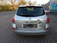 Gebraucht Renault Clio II Dynamique 101 PS (74 kW) 2010 Silber Limousine