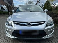 Gebraucht Hyundai i30 105 PS (77 kW) 2011 Silber Kleinwagen