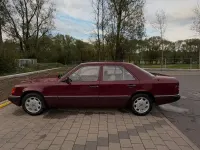 Używany Mercedes E220 150 KM (110 kW) 1993 Czerwony Sedan/Limuzyna