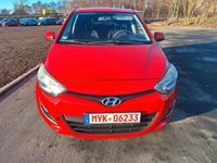 Gebraucht Hyundai i20 86 PS (63 kW) 2012 Rot Kleinwagen