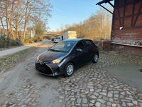 Gebraucht Toyota Yaris 73 PS (53 kW) 2016 Grau Limousine