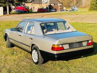 Gebraucht Mercedes 200 75 PS (55 kW) 1988 Gold Limousine