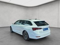 Gebraucht Skoda Octavia Clever 116 PS (85 kW) 2022 Moonweiß perleffekt Kombi