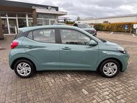 Neu Hyundai i10 Select 67 PS (49 kW) 2025 Mangrove green Kleinwagen