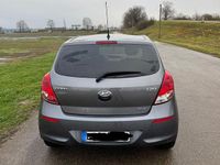 Gebraucht Hyundai i20 Trend 101 PS (74 kW) 2013 Grau Kleinwagen
