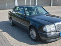 Używany Mercedes E300 220 KM (161 kW) 1990 Czarny Sedan/Limuzyna