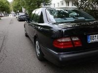 Używany Mercedes E220 Classic 136 KM (100 kW) 2001 Czarny Sedan/Limuzyna