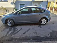 Gebraucht Ford Focus Ambiente 101 PS (74 kW) 2008 Avalongrau (metallic) Kleinwagen