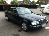 Używany Mercedes E420 279 KM (205 kW) 1994 Niebieski Sedan/Limuzyna