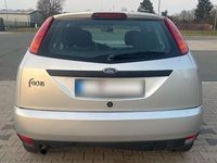 Używany Ford Focus Ambiente 75 KM (55 kW) 2001 Srebrny Sedan/Limuzyna