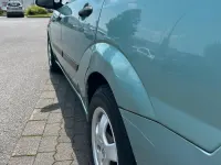 Używany Ford Focus Ghia 100 KM (73 kW) 2000 Niebieski Sedan/Limuzyna