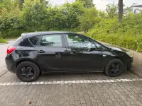 Używany Opel Astra 87 KM (63 kW) 2010 Czarny Hatchback