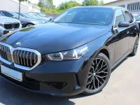 Gebraucht BMW 520 Sport Line 197 PS (144 kW) 2025 Black sapphire metallic Kombi