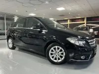 Gebraucht Mercedes B180 122 PS (89 kW) 2012 Kosmosschwarz Kleinwagen