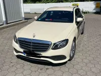Usado Mercedes E220 194 CV (142 kW) 2021 Amarillo Familiar