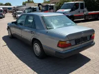 Gebraucht Mercedes E200 118 PS (86 kW) 1992 Grau Limousine