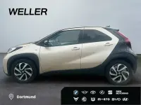 Gebraucht Toyota Aygo 72 PS (52 kW) 2023 Ginger beige metallic / dach mysticschwarz mica Kleinwagen