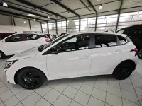 Neu Hyundai i20 Blackline 90 PS (66 kW) 2026 Weiss Kleinwagen