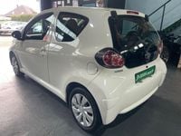 Gebraucht Toyota Aygo 68 PS (50 kW) 2012 Weiß Kleinwagen