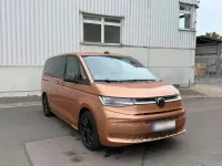 Gebraucht VW Multivan Life 150 PS (110 kW) 2024 Gold Van / Kleinbus