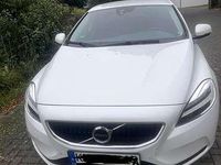 Gebraucht Volvo V40 Momentum 120 PS (88 kW) 2017 Weiß Kombi