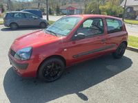 Second-hand Renault Clio II 75 CP (55 kW) 2003 Roșu Hatchback