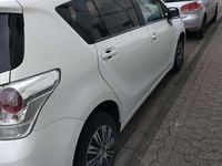Gebraucht Toyota Verso Travel 126 PS (92 kW) 2012 Weiß Van / Kleinbus