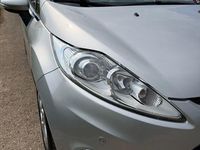 Gebraucht Ford Fiesta Titanium 97 PS (71 kW) 2011 Silber Kleinwagen