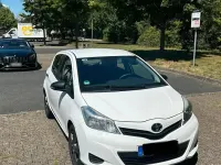 Gebraucht Toyota Yaris 69 PS (50 kW) 2013 Weiß Kleinwagen
