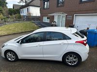 Gebraucht Hyundai i30 Edition 99 PS (72 kW) 2015 Weiß Limousine