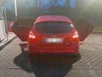 Używany Ford Focus 100 KM (73 kW) 2014 Czerwony Sedan/Limuzyna