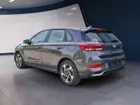 Gebraucht Hyundai i30 Advantage 101 PS (74 kW) 2024 Ecotraonic grey pearl Limousine