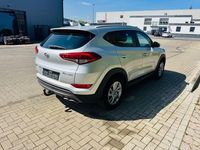 Gebraucht Hyundai Tucson Intro Edition 177 PS (130 kW) 2016 Silber SUV