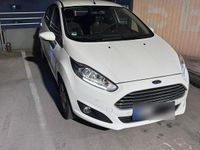Gebraucht Ford Fiesta 101 PS (74 kW) 2015 Weiß Kleinwagen