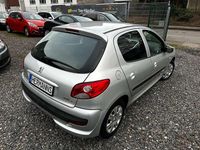 Gebraucht Peugeot 206 75 PS (55 kW) 2010 Aluminiumgrau/metallic Kleinwagen