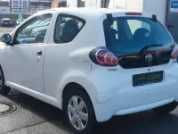 Gebraucht Toyota Aygo 68 PS (50 kW) 2010 Weiß Kleinwagen