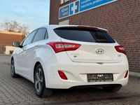 Gebraucht Hyundai i30 Passion 101 PS (74 kW) 2016 Weiß Limousine