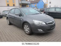Używany Opel Astra Edition 140 KM (102 kW) 2012 Szary Sedan/Limuzyna