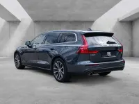 Gebraucht Volvo V60 Momentum 250 PS (183 kW) 2020 Blau / denim blue (metallic) Kombi