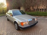 Second-hand Mercedes E250 90 CP (66 kW) 1993 Argintiu Berlinǎ