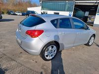 Gebraucht Opel Astra 140 PS (102 kW) 2011 Silber Kleinwagen