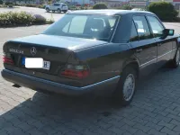 Używany Mercedes E300 220 KM (161 kW) 1990 Czarny Sedan/Limuzyna