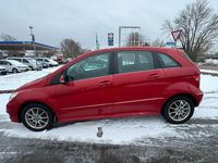 Gebraucht Mercedes B180 Sport Edition 109 PS (80 kW) 2011 Rot Van / Kleinbus