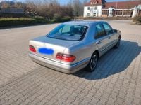 Gebraucht Mercedes 220 140 PS (102 kW) 1999 Gold Limousine
